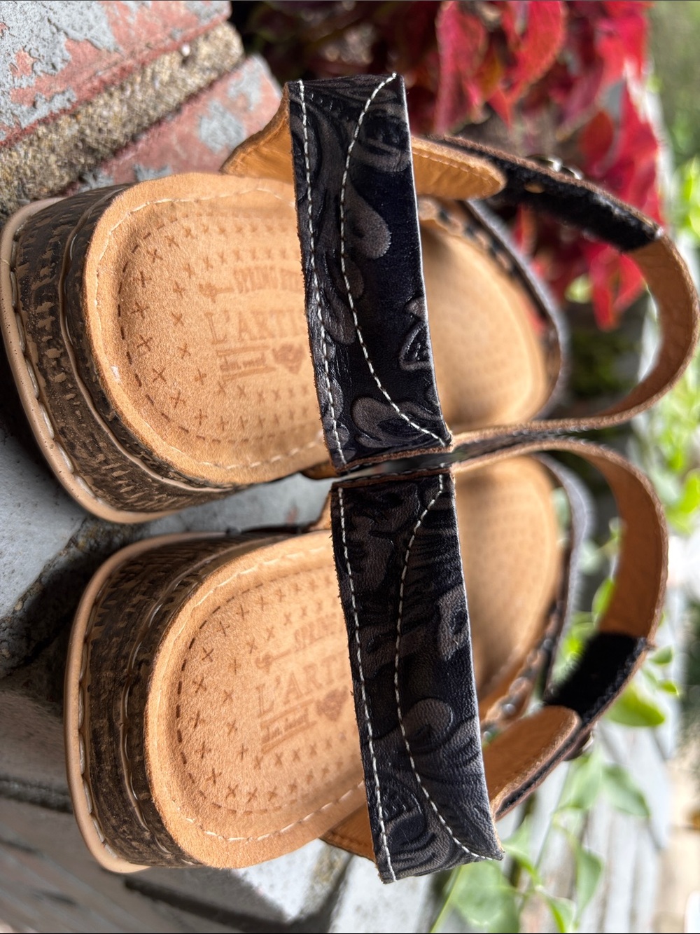 L'Artiste by Spring Step "Popular" Floral Embossed Leather Sandals - Sz 39  (8) - Picture 4 of 9